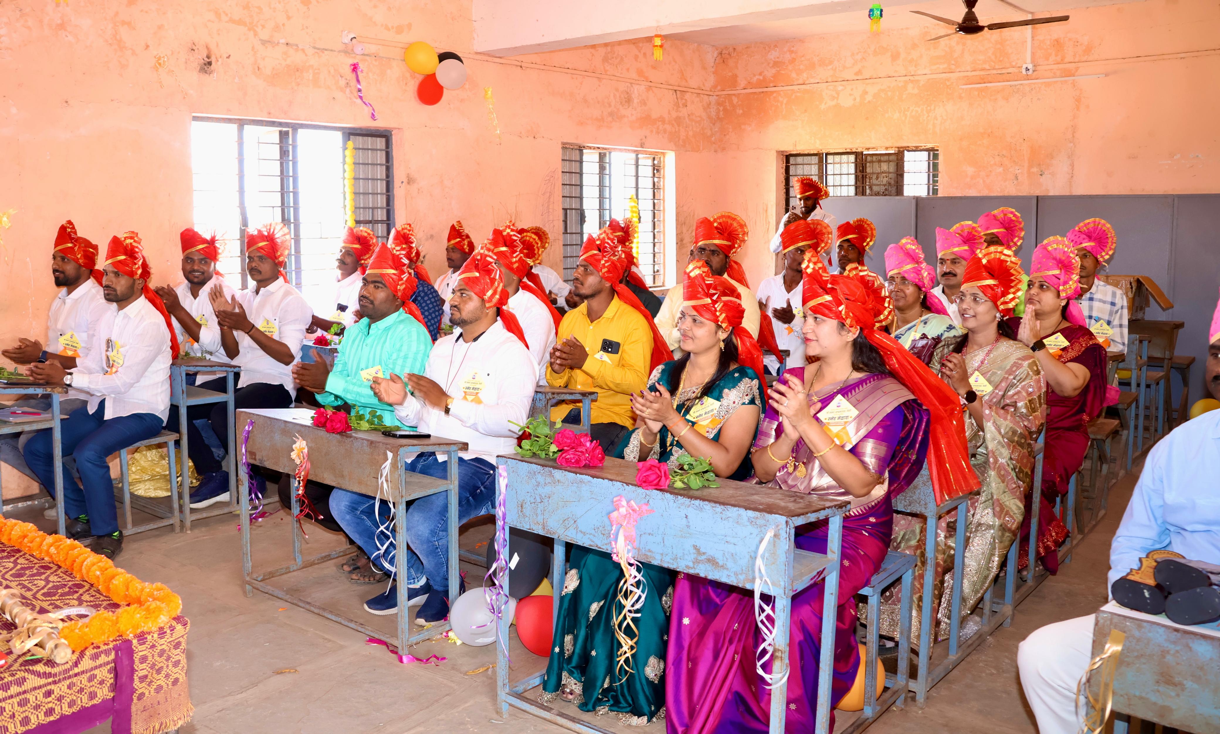 वर्गात बसून मित्रांनी जुन्या आठवणींवर मनमोकळ्या गप्पा मारल्या.